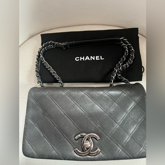 Chanel Black and blue Quilted Shoulder Bag - Picture 2 of 16